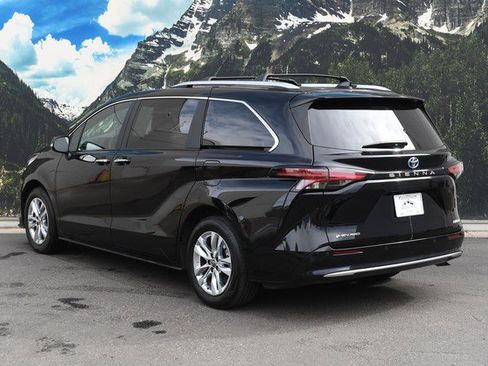 Used 2025 Toyota Sienna Limited image 9