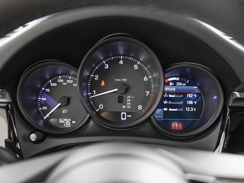 Certified 2026 Porsche Macan AWD/4WD image 18
