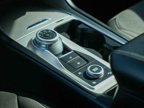 Used 2023 Ford Explorer XLT image 28