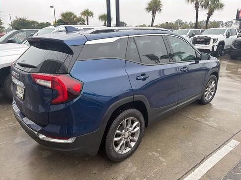 Used 2022 GMC Terrain SLT w/ Infotainment Package II image 2