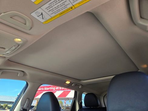 Used 2019 Nissan Rogue SL w/ Premium Package image 12