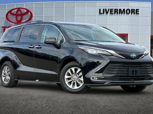 Used 2024 Toyota Sienna XLE image 2