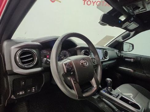 Used 2022 Toyota Tacoma TRD Off-Road AWD/4WD image 12