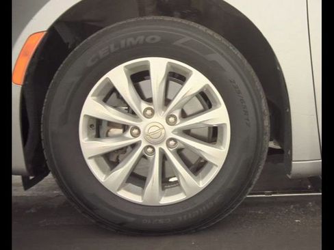 Used 2018 Chrysler Pacifica Touring-L FWD image 25