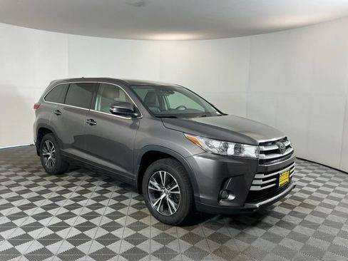 Used 2017 Toyota Highlander Plus AWD/4WD image 3