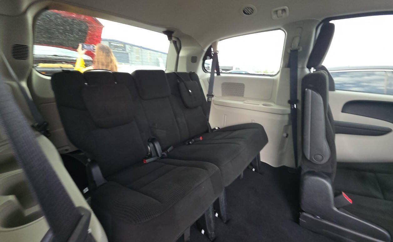 Used 2016 Dodge Grand Caravan SXT FWD image 12