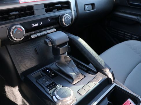 Used 2025 Toyota Tacoma SR5 AWD/4WD image 25
