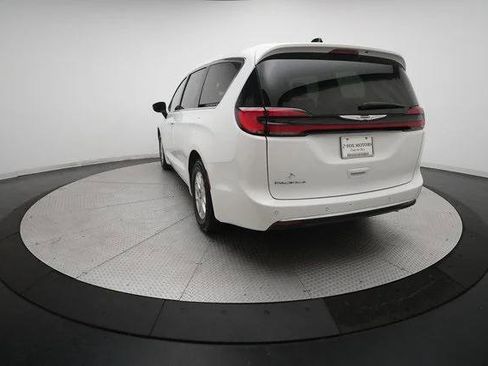 Certified 2024 Chrysler Pacifica Touring-L image 33
