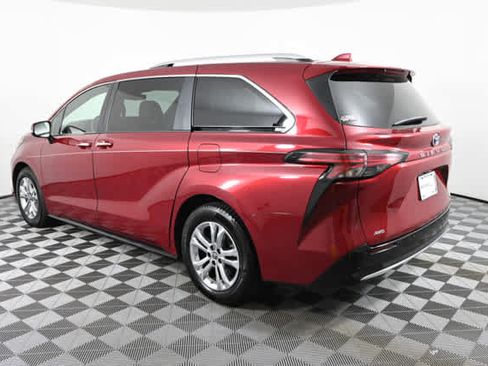 Used 2022 Toyota Sienna Platinum AWD/4WD image 7