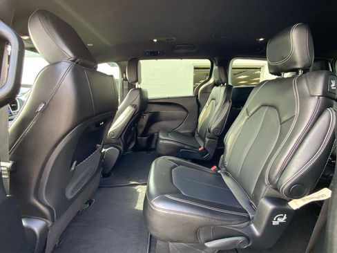 Used 2025 Chrysler Pacifica Select FWD image 11