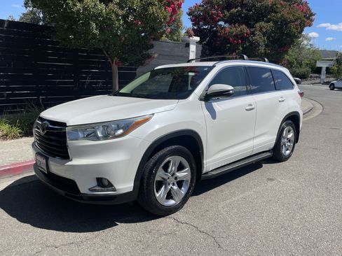 Used 2014 Toyota Highlander Limited w/ Driver Technology Package AWD/4WD image 8