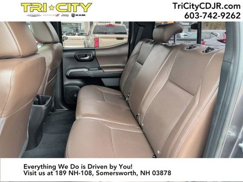 Used 2016 Toyota Tacoma Limited w/ Towing Package image 32