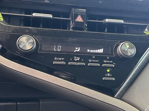 Used 2021 Toyota Camry SE FWD image 17