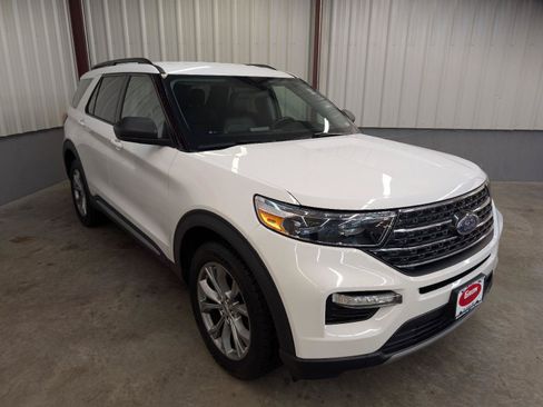 Used 2022 Ford Explorer XLT w/ Equipment Group 202A AWD/4WD image 11