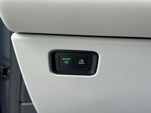 Used 2025 Porsche Macan 4 Electric image 34