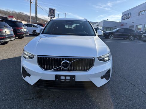 Certified 2025 Volvo XC40 B5 Core image 2