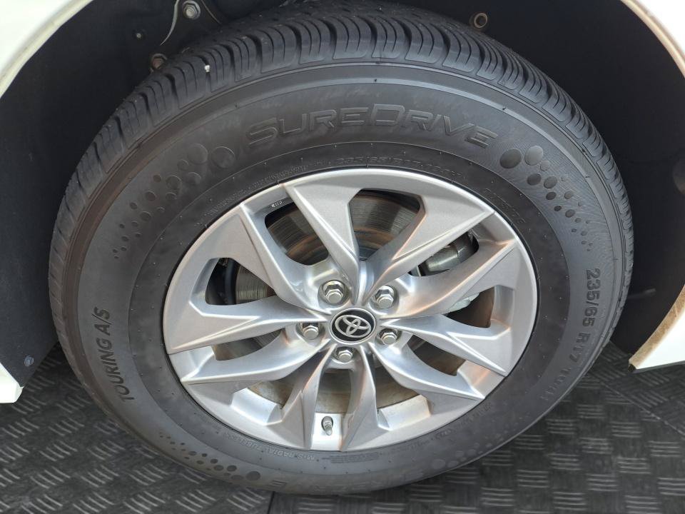 Used 2025 Toyota Sienna LE AWD/4WD image 24