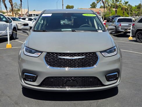 Used 2022 Chrysler Pacifica Touring-L w/ Uconnect Theater Family Group FWD image 8