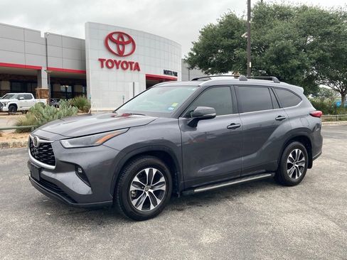 Used 2022 Toyota Highlander XLE FWD image 1