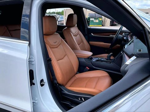 Used 2023 Cadillac XT5 Premium Luxury w/ Technology Package FWD image 9