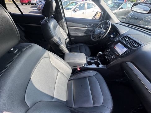 Used 2018 Ford Explorer XLT w/ Equipment Group 202A AWD/4WD image 34