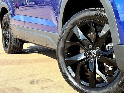 Used 2024 Volkswagen Taos SE w/ Panoramic Sunroof Package image 6