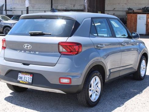 Used 2021 Hyundai Venue SE FWD image 5