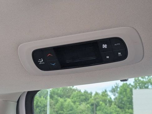 Used 2023 Chrysler Pacifica Touring-L FWD image 25