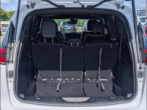 Used 2025 Chrysler Pacifica Limited FWD image 23
