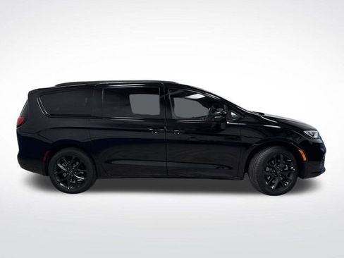 New 2026 Chrysler Pacifica Limited w/ S Appearance Package image 2