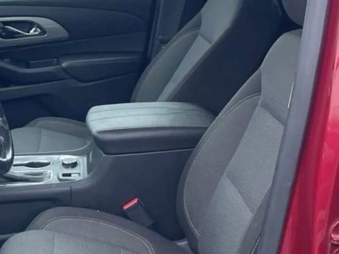 Used 2018 Chevrolet Traverse LT image 3