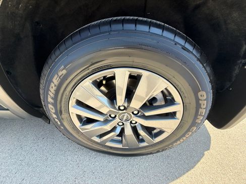 Used 2024 Nissan Pathfinder SV w/ SV Premium Package FWD image 28