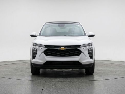 Used 2025 Chevrolet TrailBlazer LT FWD image 2
