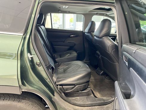 Used 2023 Toyota Highlander XLE AWD/4WD image 12