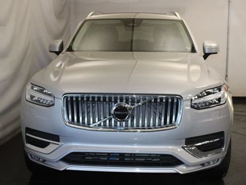 Used 2024 Volvo XC90 B5 Core w/ Climate Package AWD/4WD image 3