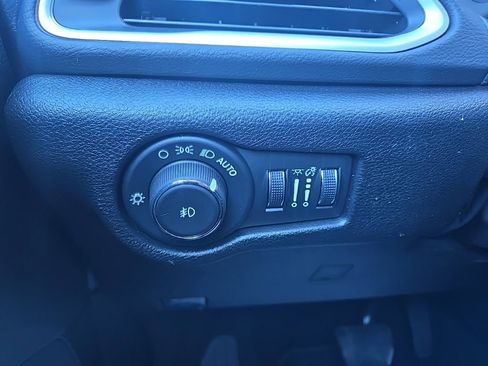 Used 2025 Chrysler Pacifica Select FWD image 42