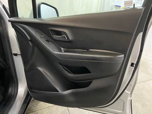Used 2020 Chevrolet Trax LT w/ LT Convenience Package AWD/4WD image 21