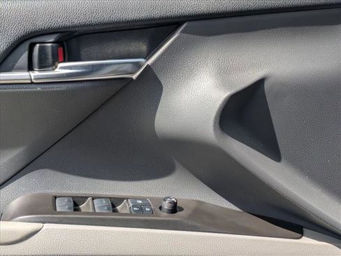 Used 2022 Toyota Camry SE w/ Convenience Package FWD image 3