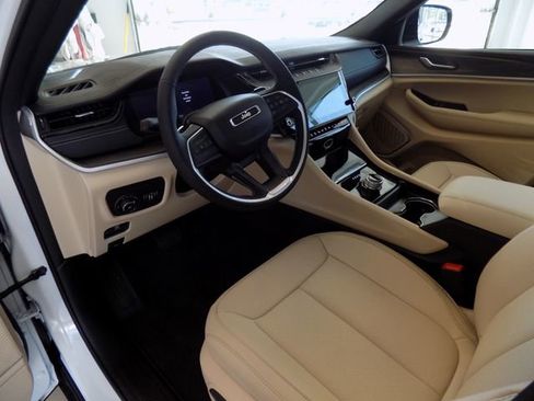 New 2026 Jeep Grand Cherokee Limited w/ Luxury Tech Group II RWD image 12