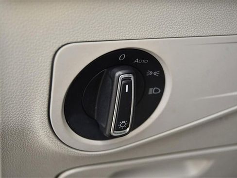 Certified 2023 Volkswagen Tiguan SE w/ Panoramic Sunroof Package image 11