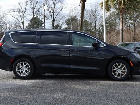 Used 2023 Chrysler Voyager LX FWD image 4