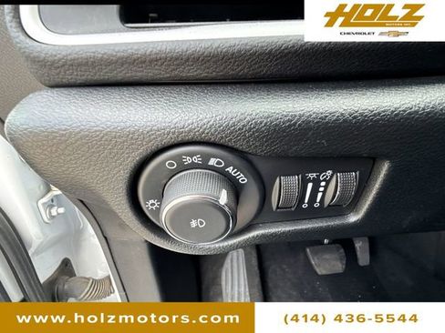 Used 2025 Chrysler Pacifica Select FWD image 17