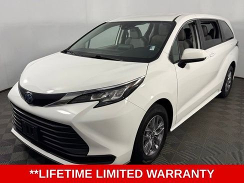 Used 2023 Toyota Sienna LE FWD image 3