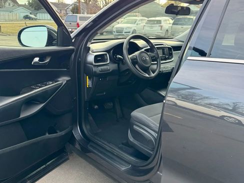 Used 2017 Kia Sorento LX image 10