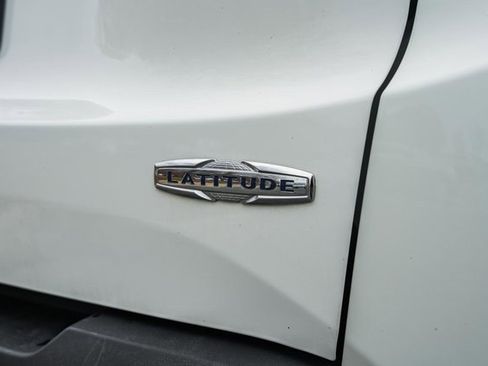 Used 2019 Jeep Renegade Latitude w/ Cold Weather Group image 8