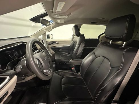 Used 2023 Chrysler Pacifica Touring-L FWD image 23
