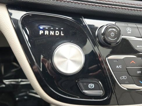 Used 2019 Chrysler Pacifica Limited image 32