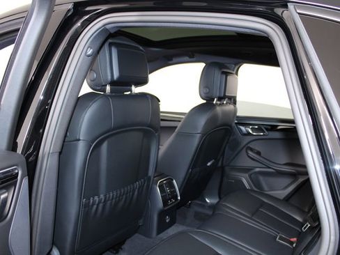 Certified 2025 Porsche Macan AWD/4WD image 19