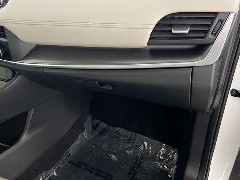 Used 2024 Nissan Rogue SV image 35