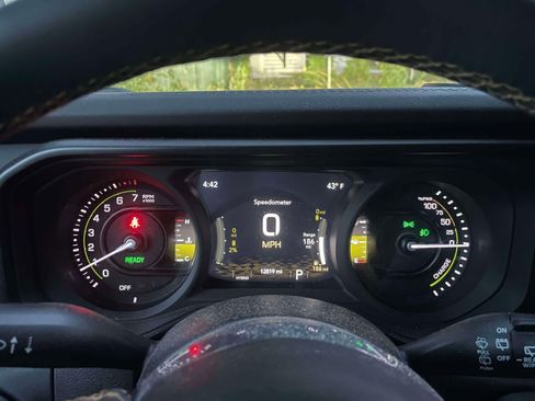 Used 2024 Jeep Wrangler Unlimited Sahara w/ Technology Group image 25